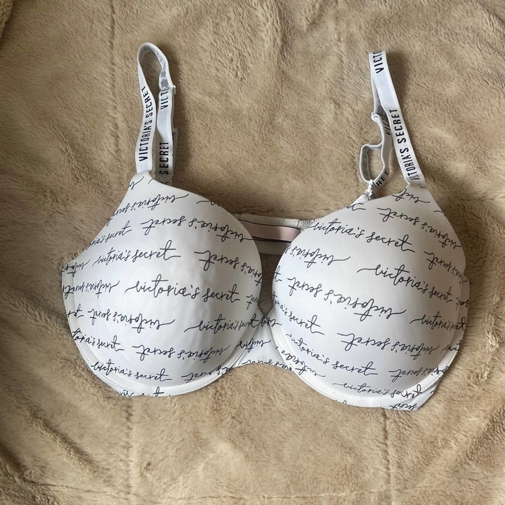 Victoria's Secret full coverage t-shirt push up bra size 38DD white with writing